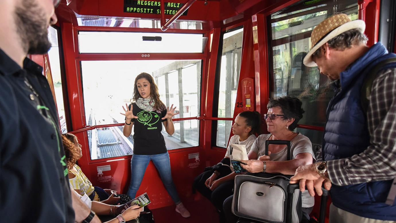 Researchers on the metro discuss science with passengers