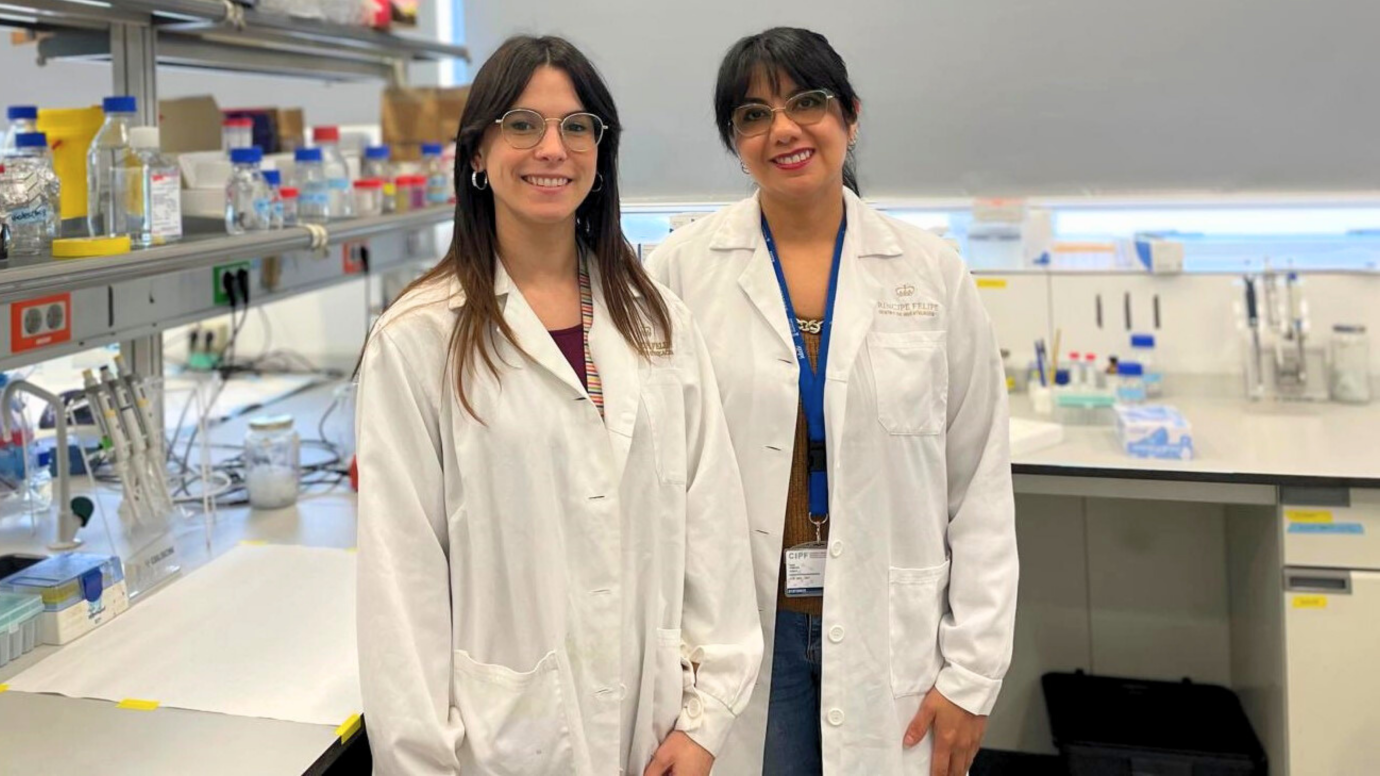 photo of Erika Pineda Ramírez and Alba García-Fernández in the lab